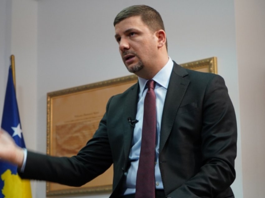 “Tv i oligarkut Ekrem Lluka është bërë organ i VV-së”, Vetëvendosje i reagon Memli Krasniqit