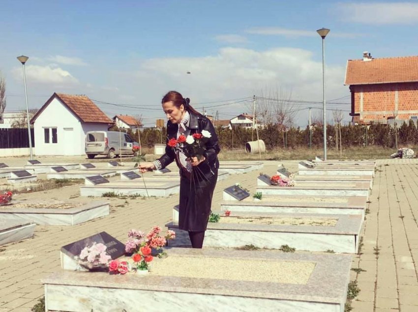 22 vjet prej vrasjes së tyre nga forcat serbe, Krasniqi kujton familjarët e saj