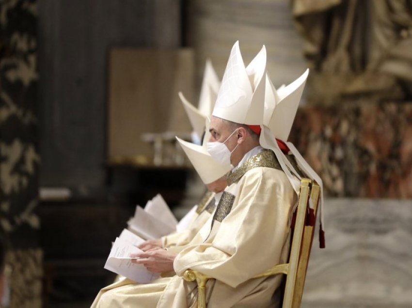 Papa hap shërbimet e fundit të Javës së Shenjtë