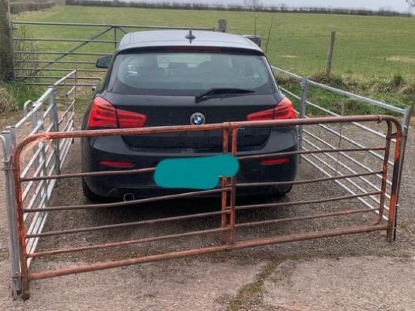 Ia zuri hyrjen me veturë, fermeri e bllokon BMW-në me rrethoja