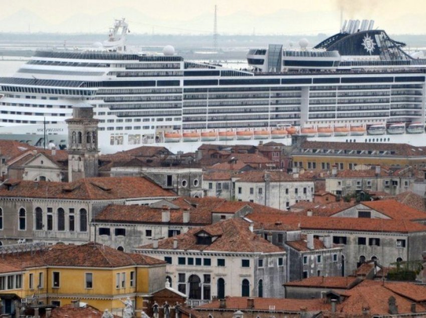 Venecia ndalon anijet e lundrimit që hyjnë në qendrën historike