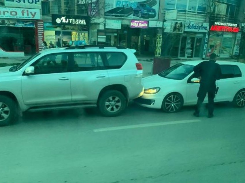 Policia përfshihet në një aksident në qendër të Prishtinës