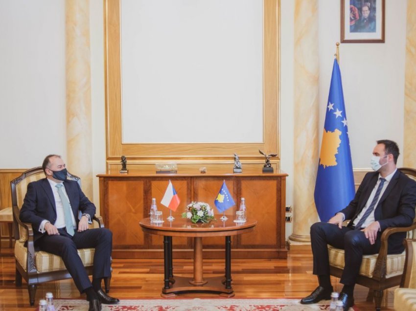 Glauk Konjufca takoi ambasadorin çek në Kosovë, Pavel Bilek 