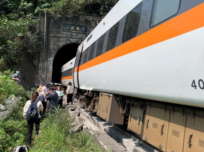 Treni me 350 pasagjerë del nga shinat, 36 persona humbin jetën