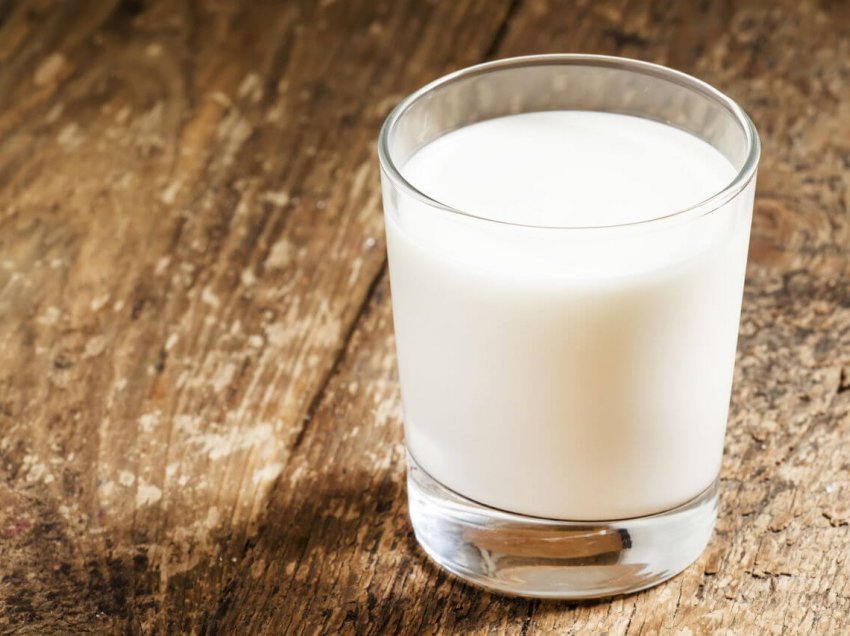 Qumështi i ftohtë apo qumështi i ngrohtë-kush është më i shëndetshëm?