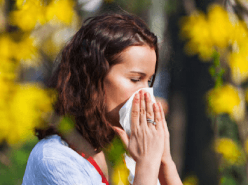 Alergji të stinës apo Koronavirusi, si ta bëni dallimin