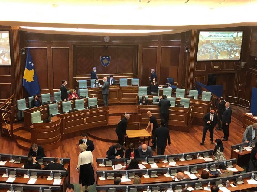 Përgatiten kutitë e votimit për presidentin në Kuvendin e Kosovës