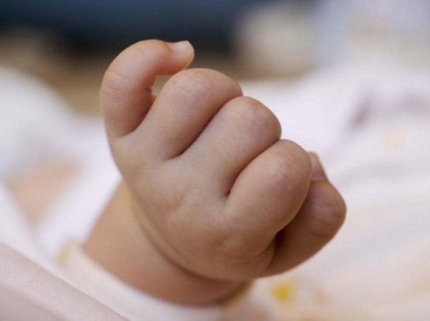 Një foshnje braktiset nga prindërit e saj në Spitalin e Pejës