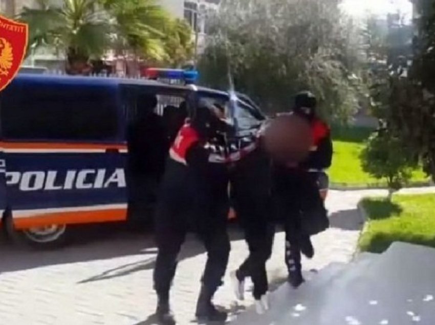 Rrethoi me beton pronën publike pranë lokalit të tij, arrestohet 51-vjeçari në Durrës