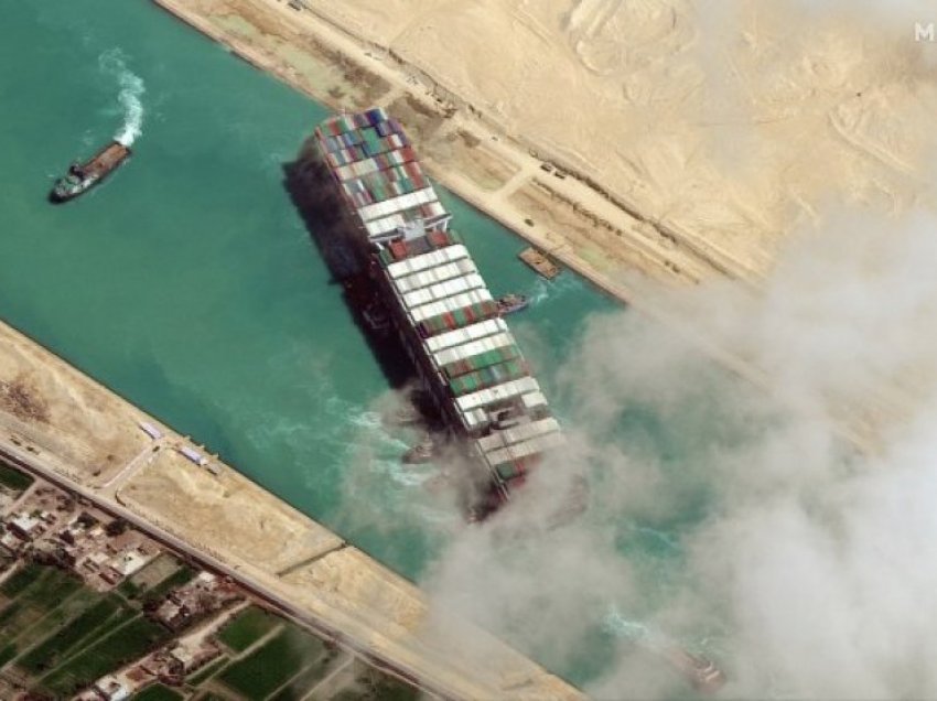 Egjipti do të kërkojë 1 miliard dollar kompensim për bllokimin e anijes në Kanalin e Suezit
