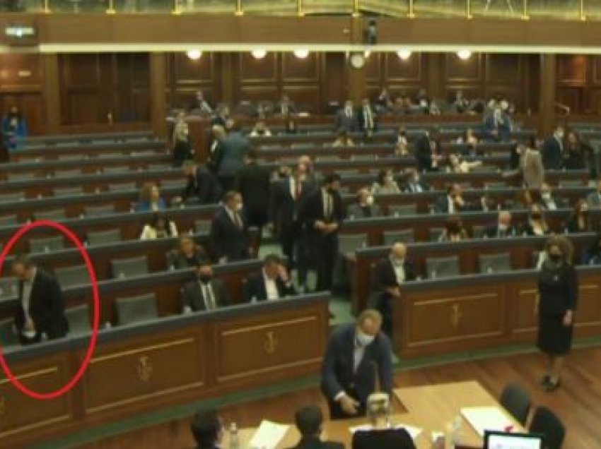 Deputetët votojnë, Agim Veliu dhe Avdullah Hoti dalin të ‘pushojnë’ 