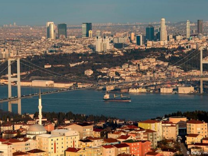 Turqi: Arrestohen dhjetë ish-admiralë se kritikojnë Kanalin e Stambollit