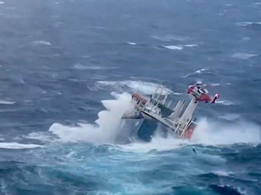 Anija po shkonte drejt fundosjes, ekuipazhi bie në Detin e Veriut – momenti i kërcimit dhe shpëtimit të tyre nga helikopterët