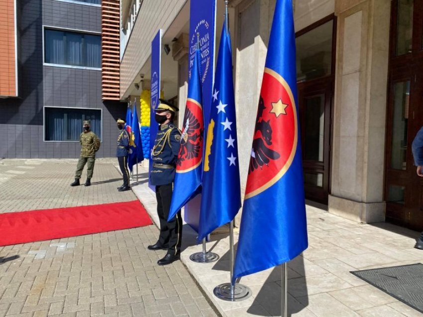 Krahas flamurit të Kosovës, edhe flamuri Dardan në ceremoninë e inaugurimit të Osmanit si presidente