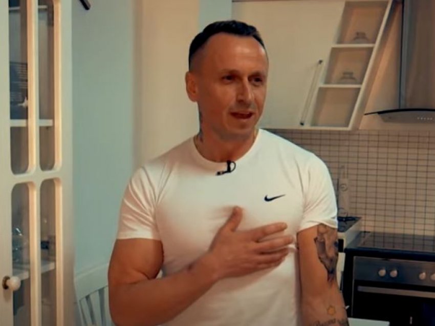 53-vjeçari që në trup ka tatuazh Albin Kurtin, së shpejti do ta bëjë edhe Vjosa Osmanin