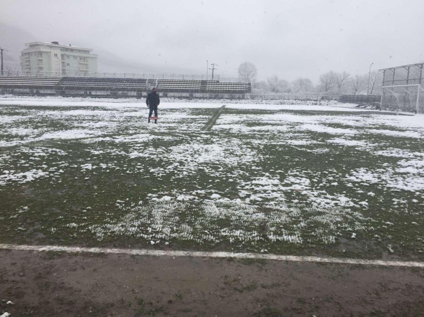 Stadiumi 'Demush Mavraj' i mbuluar me borë