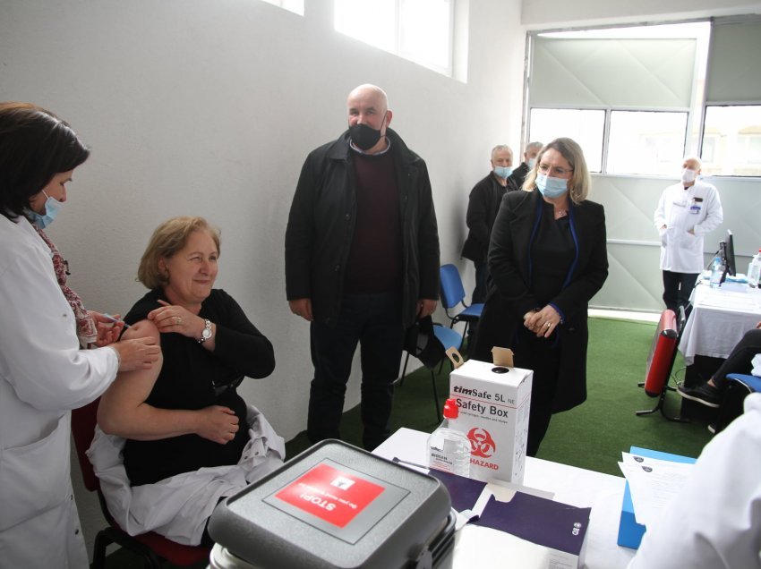 Ka filluar vaksinimi i punëtoreve shëndetësorë në QKMF-në e Vitisë