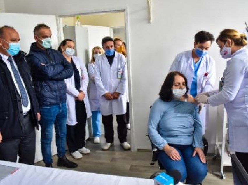 Filloi vaksinimi i stafit shëndetësor në Podujevë 