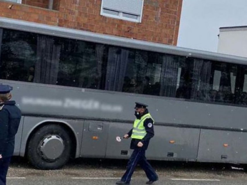 Masat anti-Covid/Ja si Policia po i kontrollon autobusat për zbatimin e rregullave
