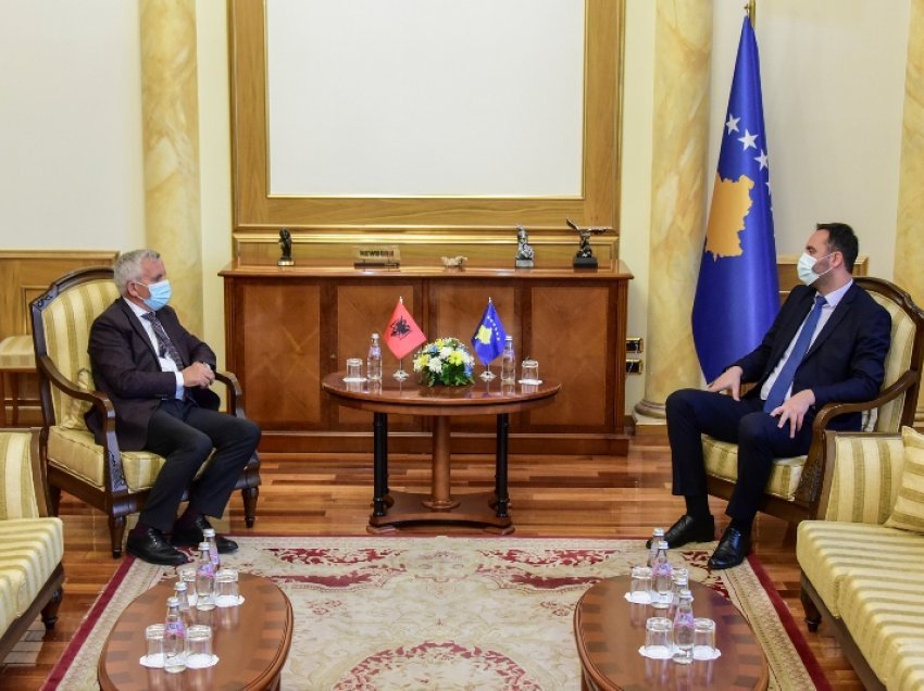 Kryeparlamentari Konjufca takoi ambasadorin e Shqipërisë në Kosovë, Qemal Minxhozi