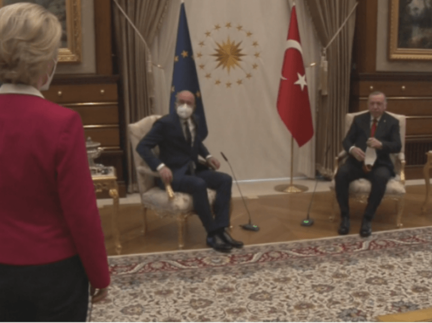 Gafa e Presidencës turke, karrige zyrtare vetëm për burrat, Leyen ulet në divan