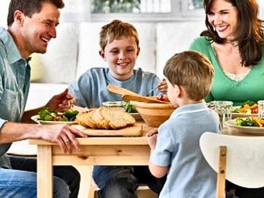 Të hani darkë me familjen tuaj zvogëlon rrezikun e mbipeshës dhe përmirëson shëndetin