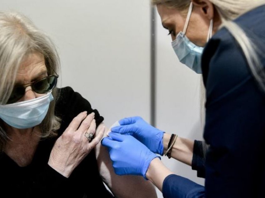 Greqia rishikon moshën: Kush do të vaksinohet me AstraZeneca