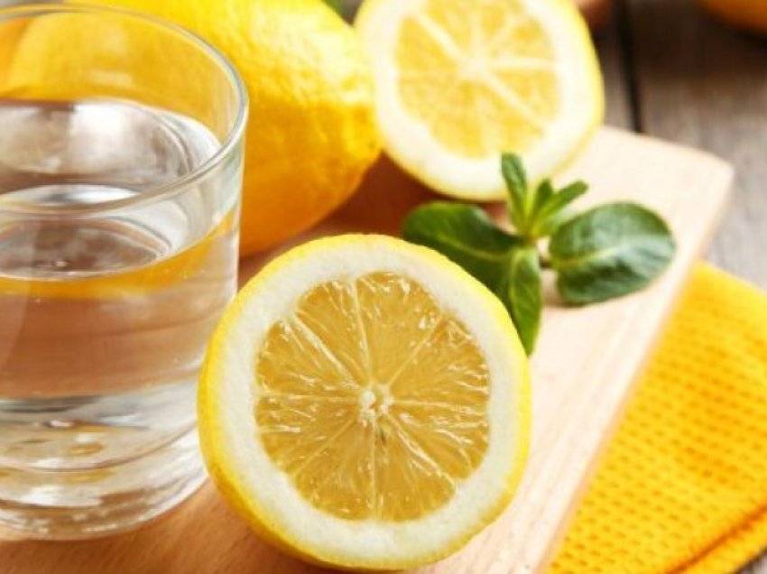 Si përgatitet uji me limon për t’i marrë përfitimet maksimale?