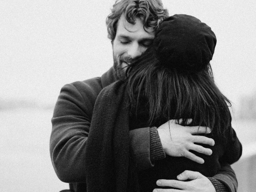 Shtatë arsye pse duhet të përqafoni patjetër dikë sot!