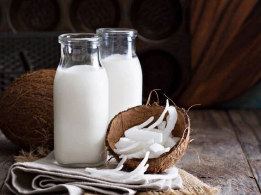 Tri arsye pse duhet ta përdorni qumështin e kokosit në rutinën tuaj të bukurisë