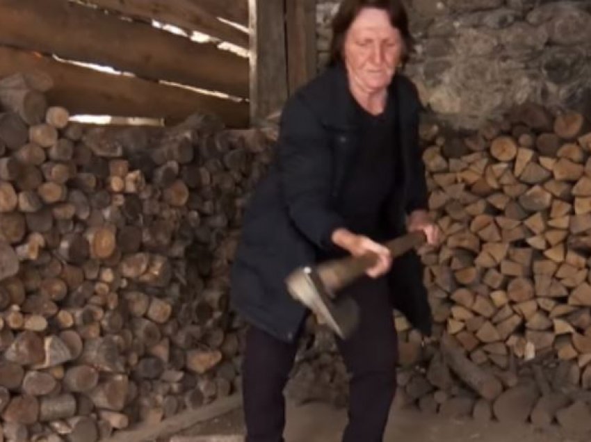 Njihuni me 80-vjeçarjen e cila shkon në bjeshkë, shkurton dru dhe bën çajëra shërues