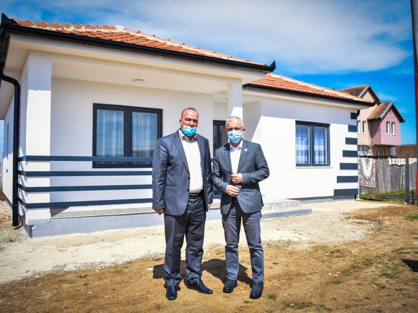 “Jetimat e Ballkanit” së bashku me Bulliqin dhuruan çelësa për tri familje
