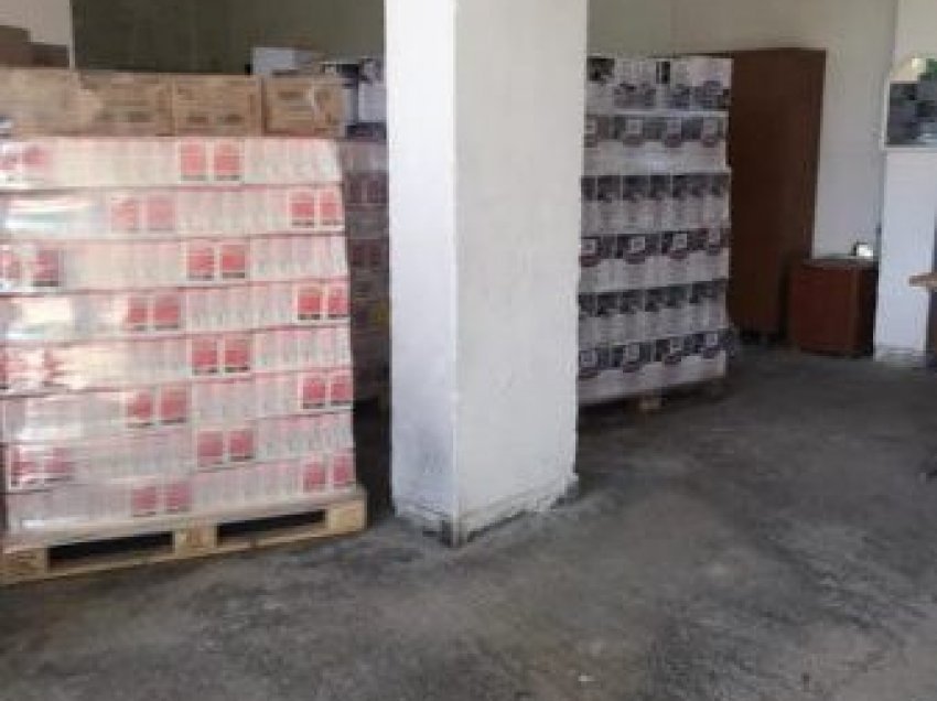 Denoncim: “Rilindja” ka mbushur magazinat e Drejtorisë së Zjarrfikësve me tonelata ushqime për t’i shpërndarë në shkëmbim të votës