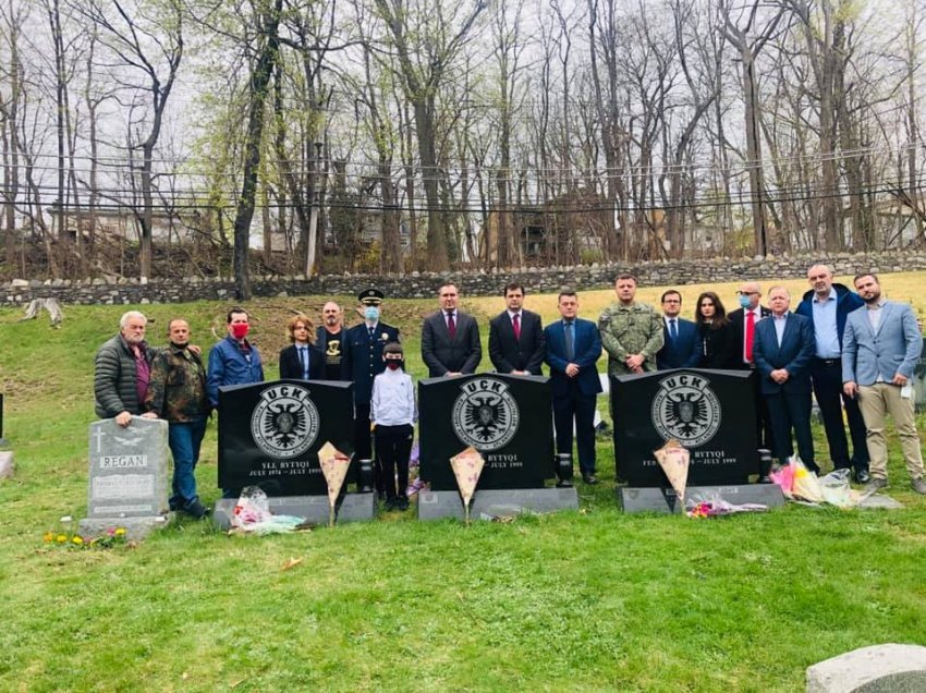 Ambasadori i ri i Kosovës në Shtetet e Bashkuara të Amerikës, Valdet Sadiku bën homazhe në memorialin e vëllezërve Bytyçi në New York