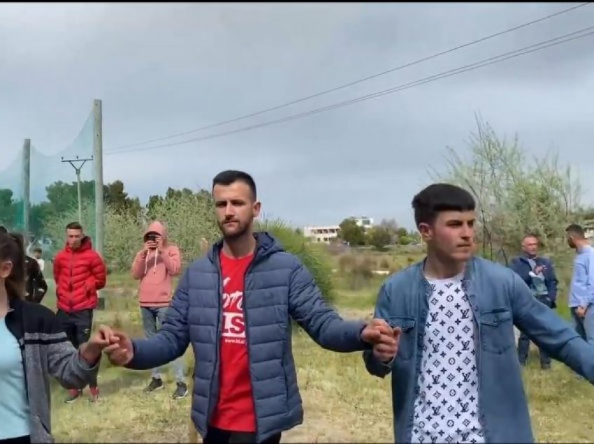 Kryemadhi hedh valle me të rinjtë në Divjakë: E përkushtuar çdo sekondë për ndryshimin që rinia meriton
