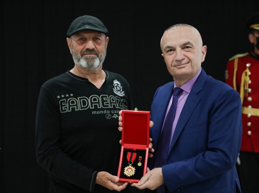Krahasohej me Bekenbauerin, presidenti i Shqipërisë dekoron ish-mbrojtësin