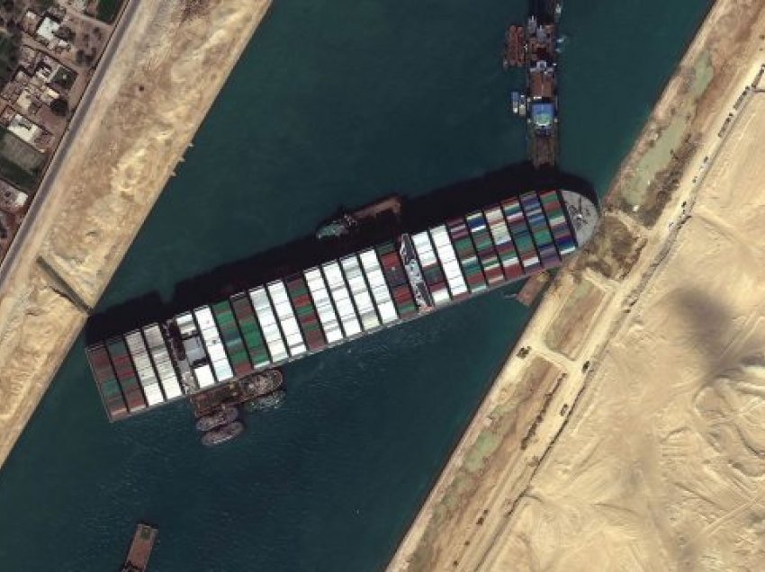 Anija e njohur që bllokoi Kanalin e Suezit ka mbetur ende në Egjipt, duhet të paguajë dëmshpërblim