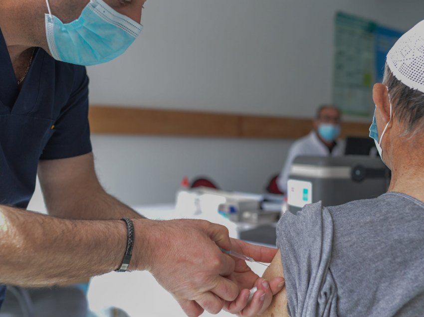 Në Kamenicë pas vaksinimit të personelit shëndetësor, nis vaksinimi i të moshuarëve