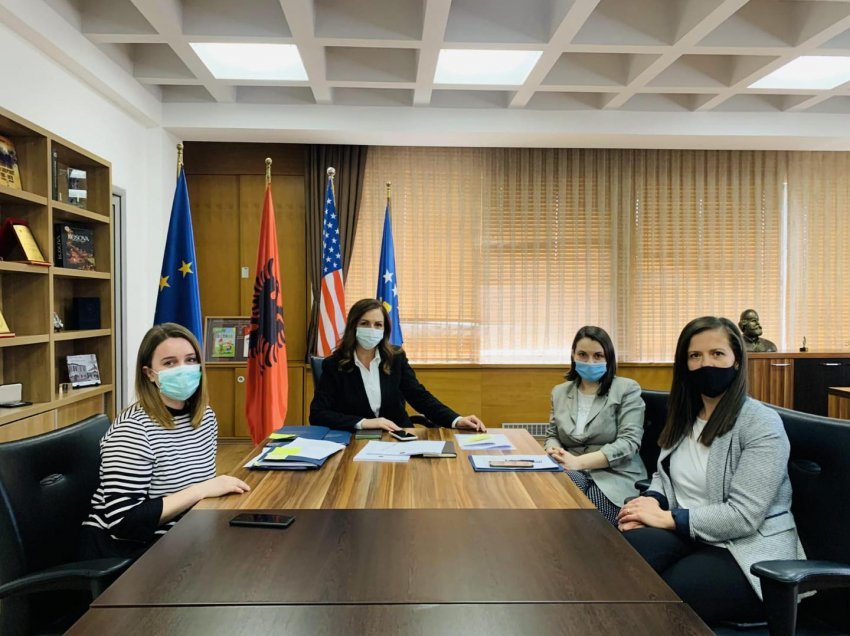 Arbërie Nagavci prezanton një pjesë të kabinetit të saj – sot iu bashkuan edhe tri gra