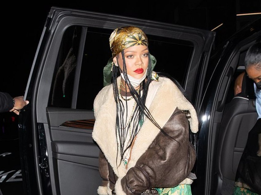 Rihanna ekspozon këmbët joshëse me fustanin e shkurt teksa del për darkë në Los Angelos