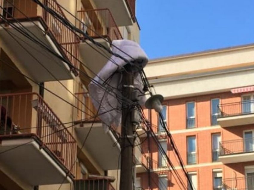 Ndodh edhe kjo në Prishtinë: Qytetari hedh jorganin e tij në shtyllë elektrike