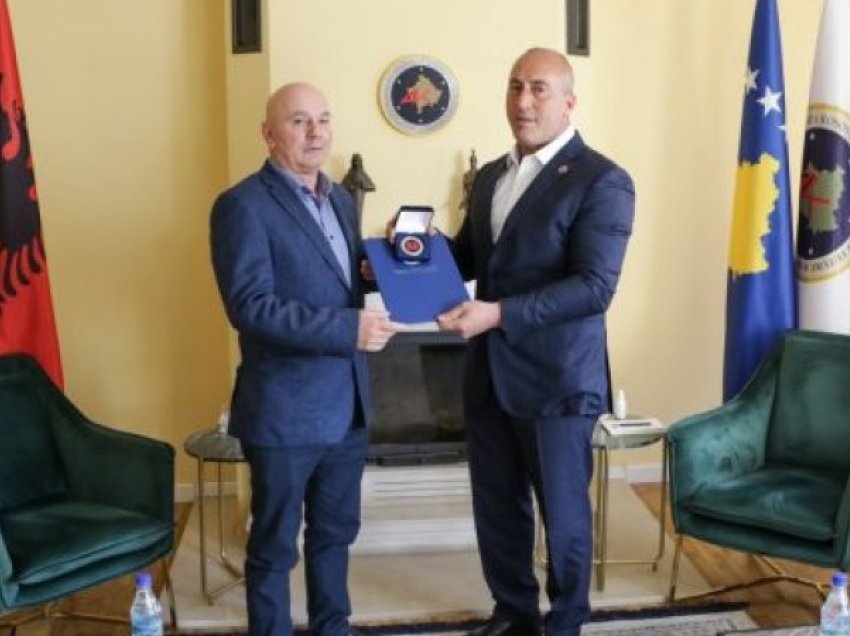 Haradinaj ndan medalje për luftëtarin Agim Elshani