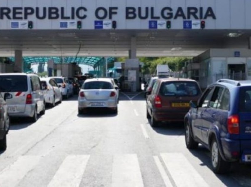 Nxënësit kthehen në shkolla, Bullgaria lehtëson masat kundër Covid-19