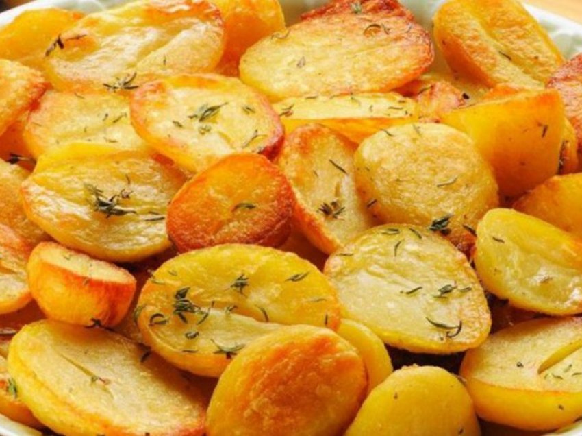 Tavë me patate dhe hudhra në furrë – Receta e ditës