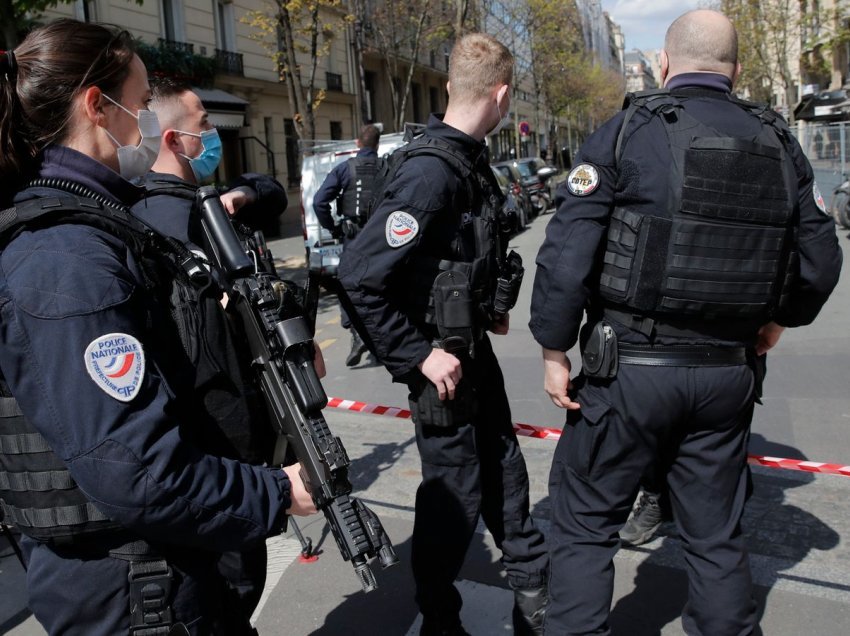 Dy të qëlluar me armë zjarri, njëri vdes pranë një spitali vaksinimi për COVID në Paris