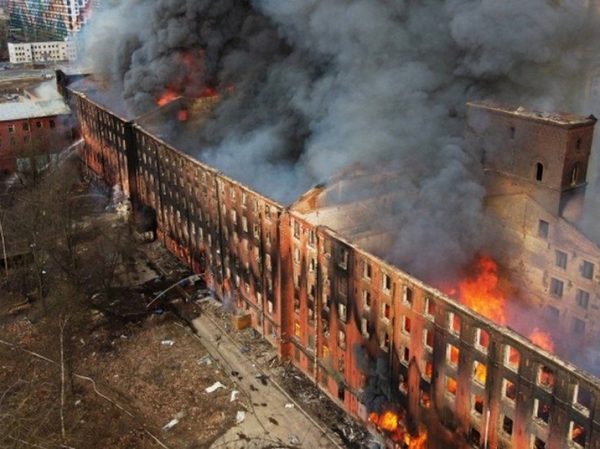 Zjarri shkatërron fabrikën historike në Shën Peterburg, humb jetën një zjarrfikës 