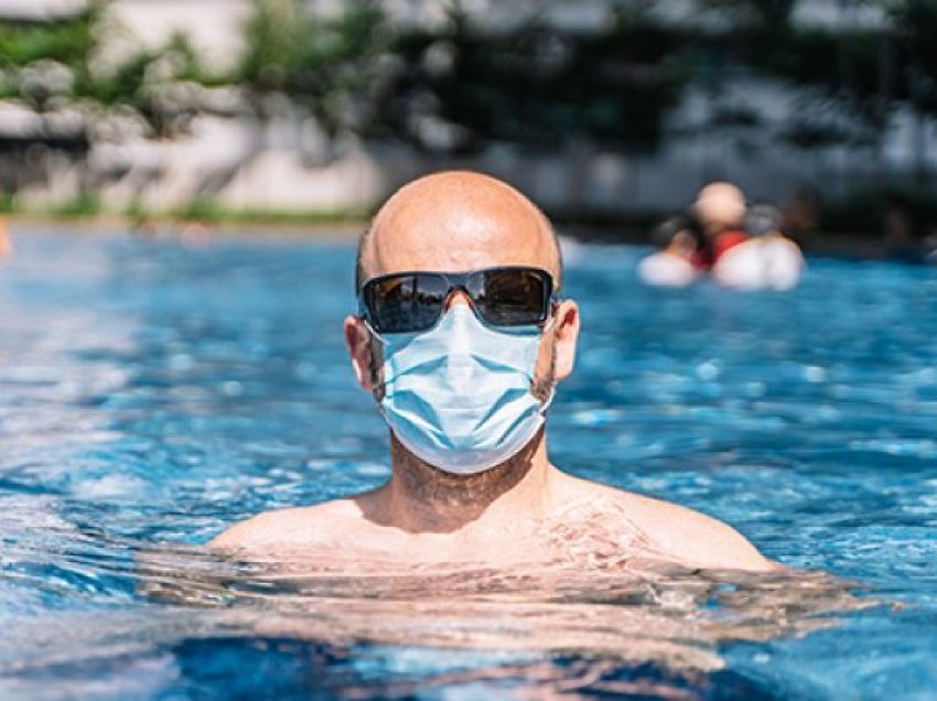 Uji me klor i pishinës “mund të vrasë coronavirusin në 30 sekonda”