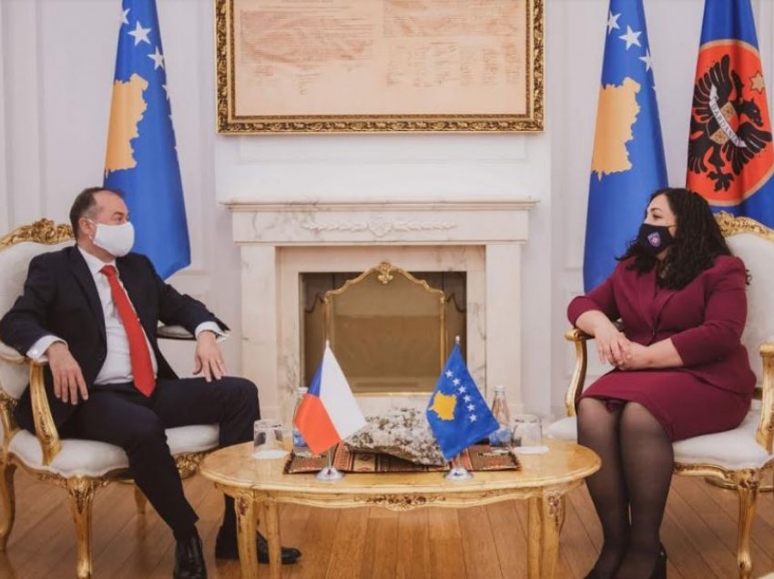 Presidentja Osmani priti në takim ambasadorin e Çekisë në Kosovës, Pavel Bilek