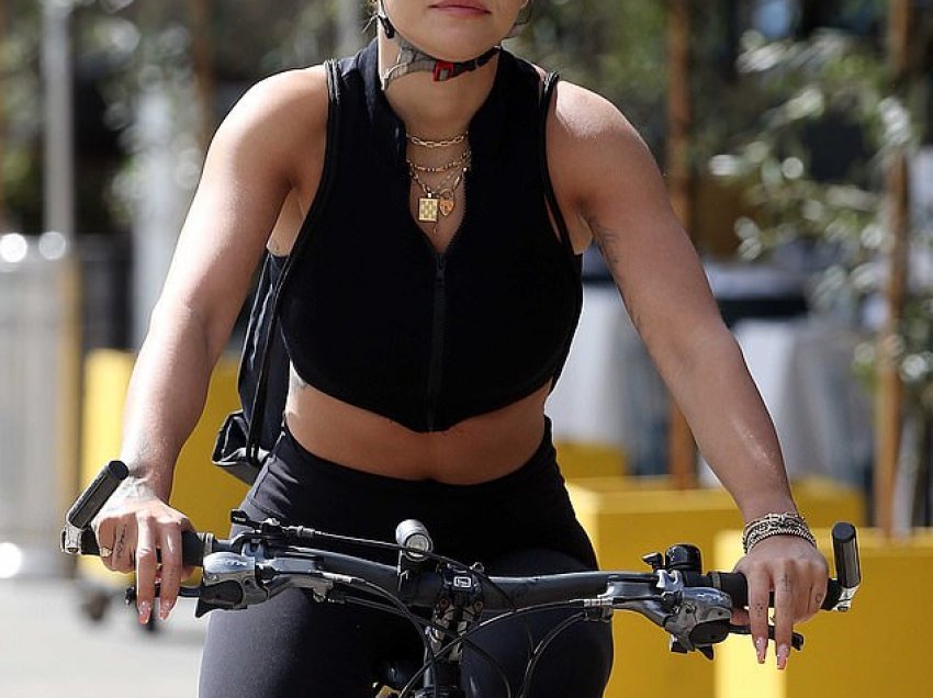 Rita Ora shëtitet me biçikletë rrugëve të Sidnejt, shoqërohet nga aktori i njohur