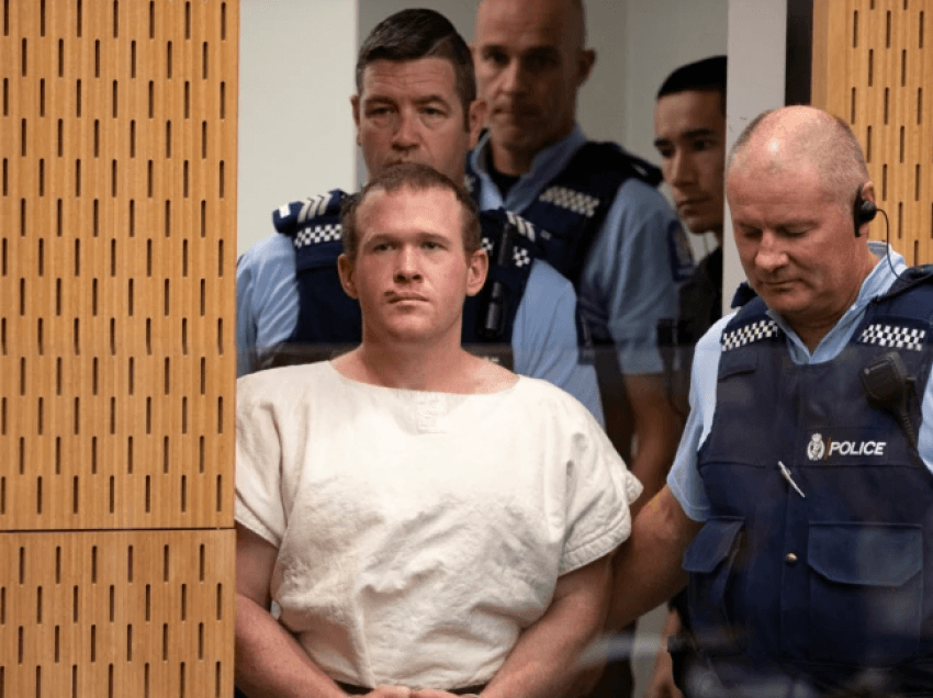 Sulmuesi i xhamive në Zelandën e Re sfidon statusin e terroristit në gjykatë